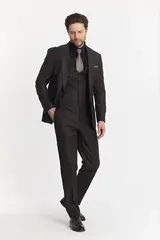 Brown Three-Piece Men's Suit with Peak Lapel – view 1