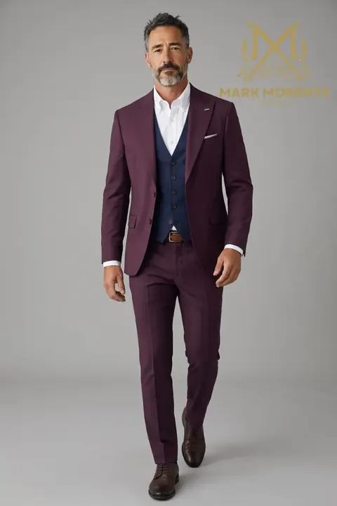 Traje burdeos con solapa de pico y chaleco azul marino, traje de tres piezas de Mark Morente, vista frontal