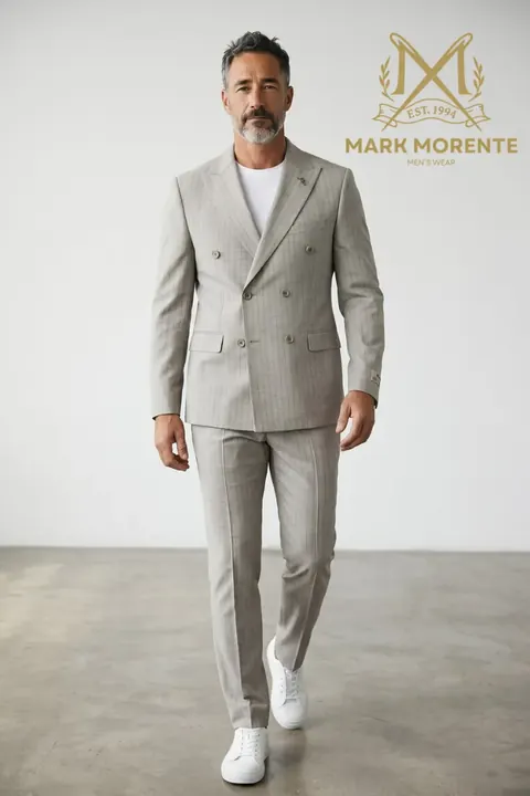 Costume croisé pierre clair à fines rayures, costume croisé par Mark Morente, vue de face