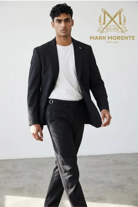 Traje de dos piezas negro con ajustadores laterales, traje de dos piezas de Mark Morente, vista frontal