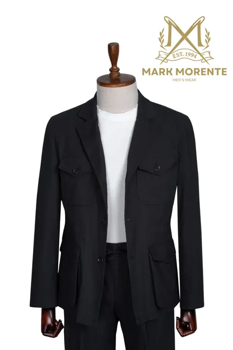 Safarianzug in Schwarz mit aufgesetzten Taschen, safarianzug von Mark Morente, Vorderansicht