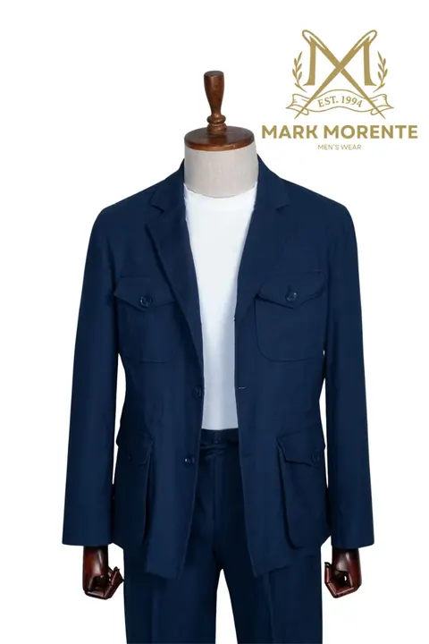 Safarianzug in Marineblau mit aufgesetzten Taschen, safarianzug von Mark Morente, Vorderansicht